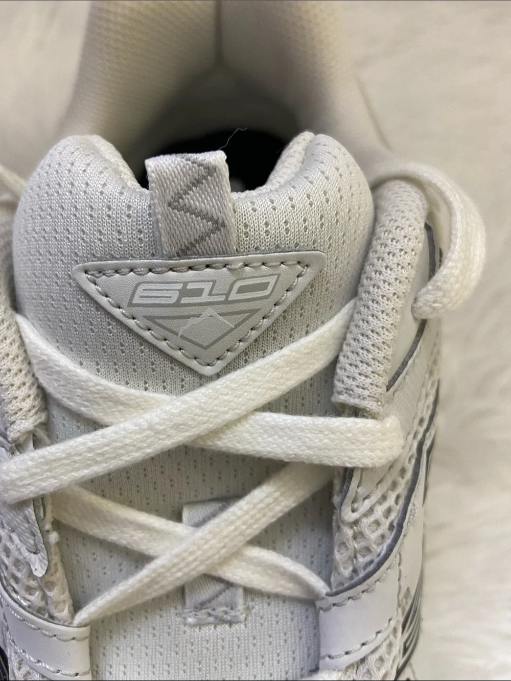 New Balance 610White ,Black and Light Gray Athletic Low top Sneakers.size-11.5